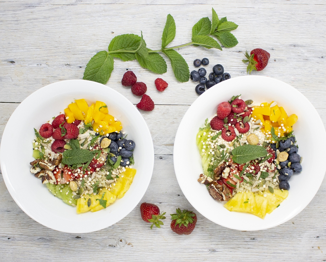 Bol aux fruits sur quinoa et yaourt au beurre d’amandes garni de pacanes caramélisées