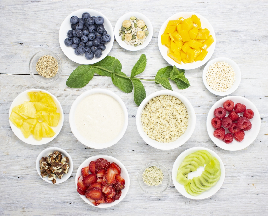 Bol aux fruits sur quinoa et yaourt au beurre d’amandes garni de pacanes caramélisées