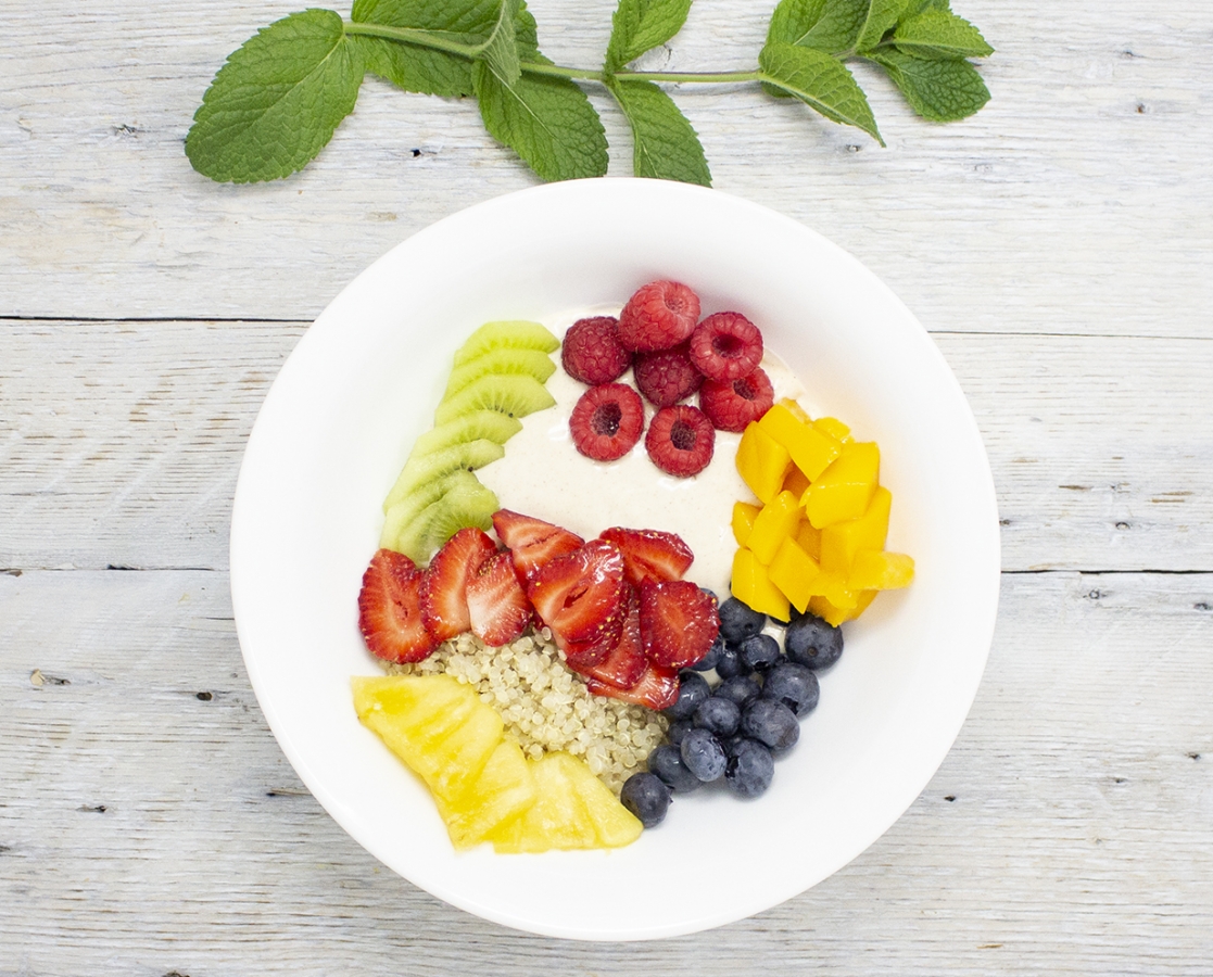 Bol aux fruits sur quinoa et yaourt au beurre d’amandes garni de pacanes caramélisées