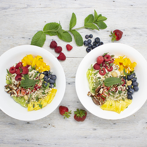 Bol aux fruits sur quinoa et yaourt au beurre d’amandes garni de pacanes caramélisées