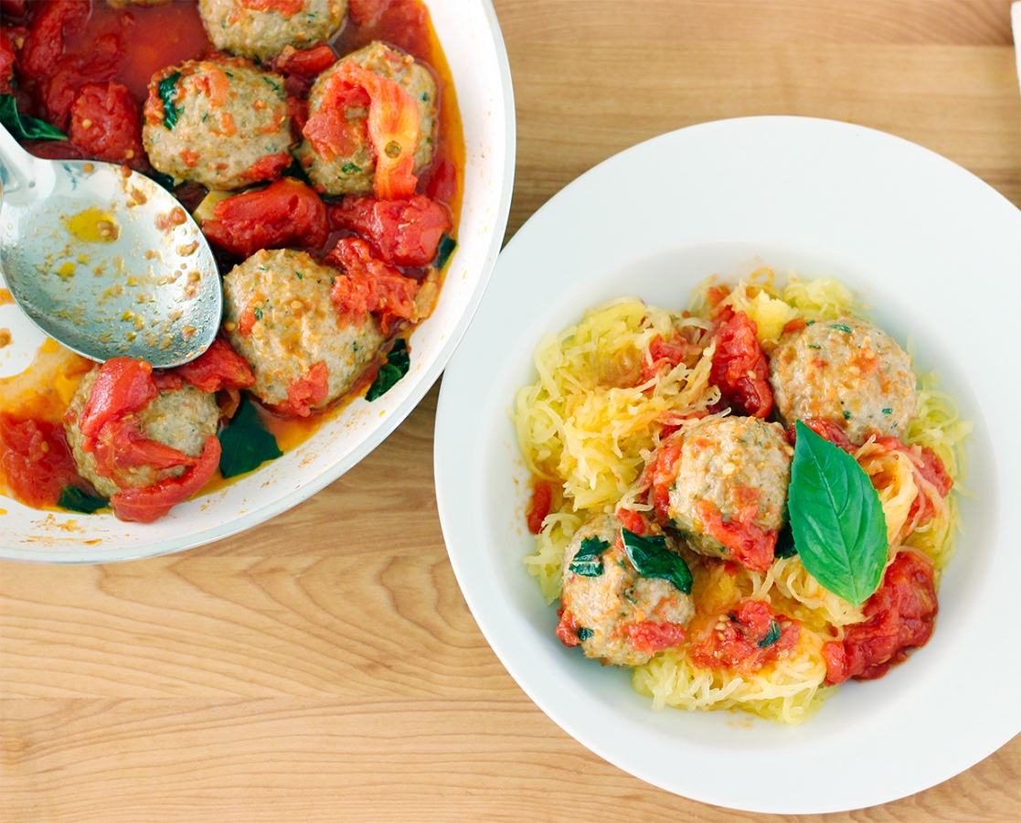 Boulettes de poulet sur courge spaghetti, sauce tomate et basilic