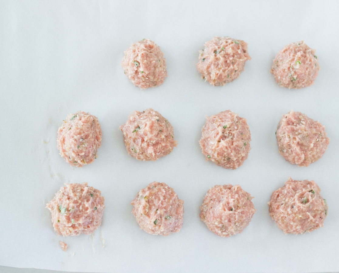 Boulettes de poulet sur courge spaghetti, sauce tomate et basilic