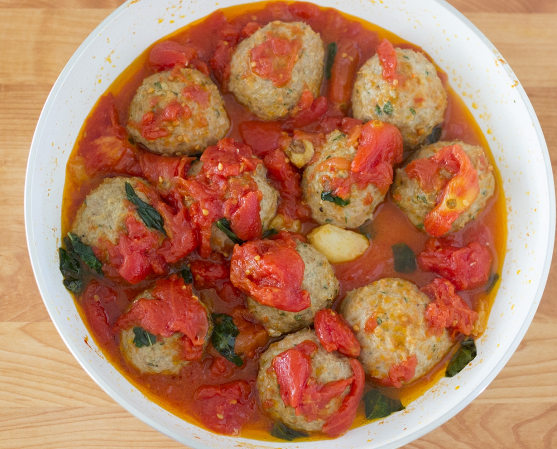 Boulettes de poulet sur courge spaghetti, sauce tomate et basilic