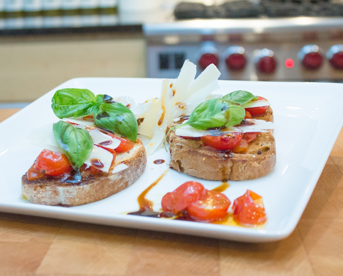 Bruschetta à la tomate cerise rôtie, écailles de parmesan et basilic frais