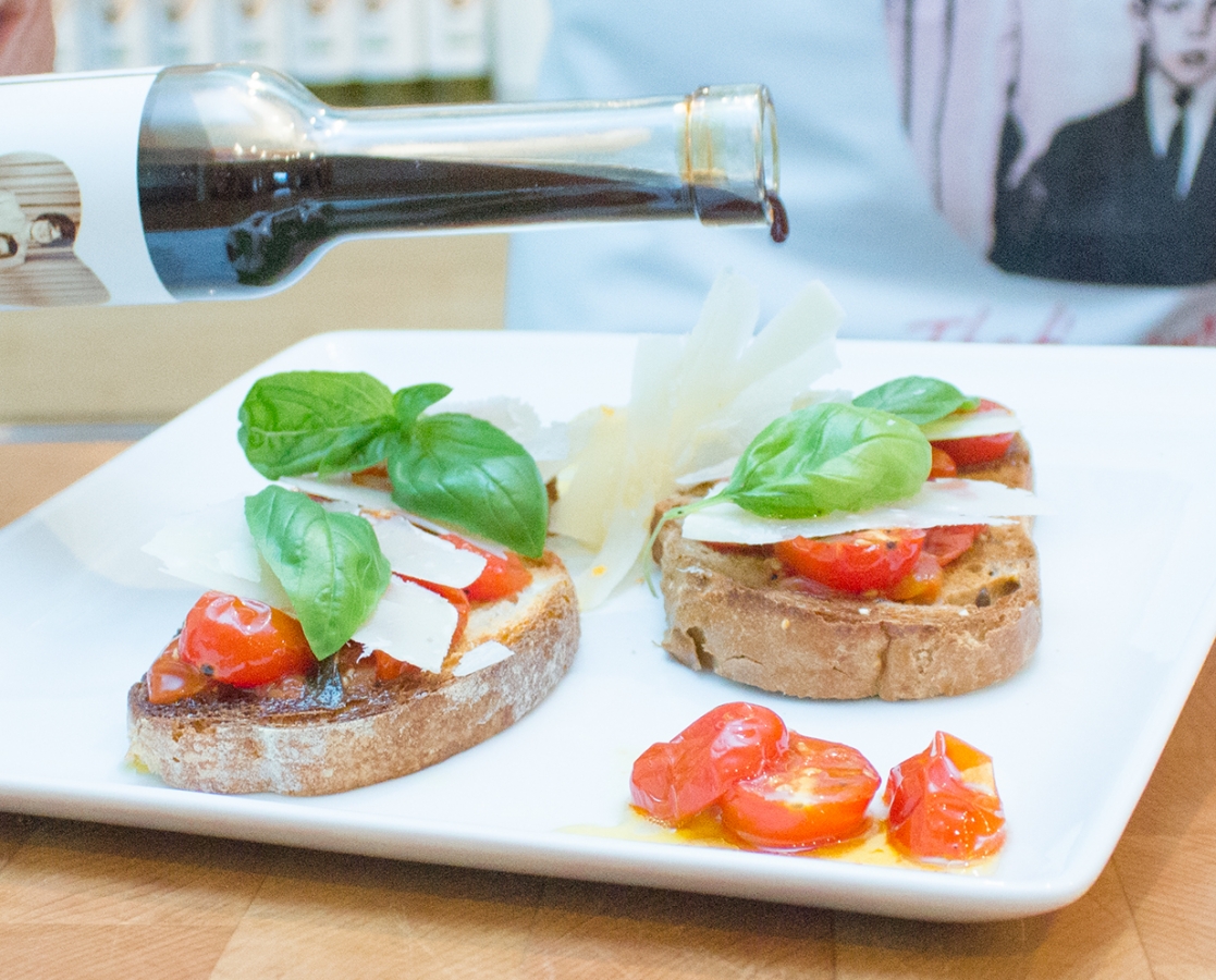 Bruschetta à la tomate cerise rôtie, écailles de parmesan et basilic frais