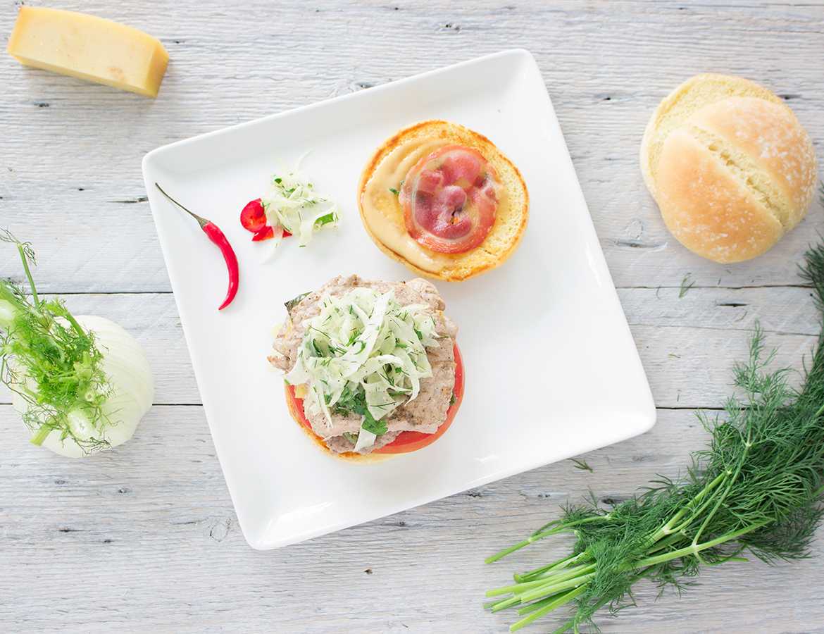 Burger de porc grillé avec piments jalapeno rôtis, agrémenté d’une mayonnaise à la moutarde forte et au Balsamumm et accompagné d'une salade au fenouil et à l’aneth