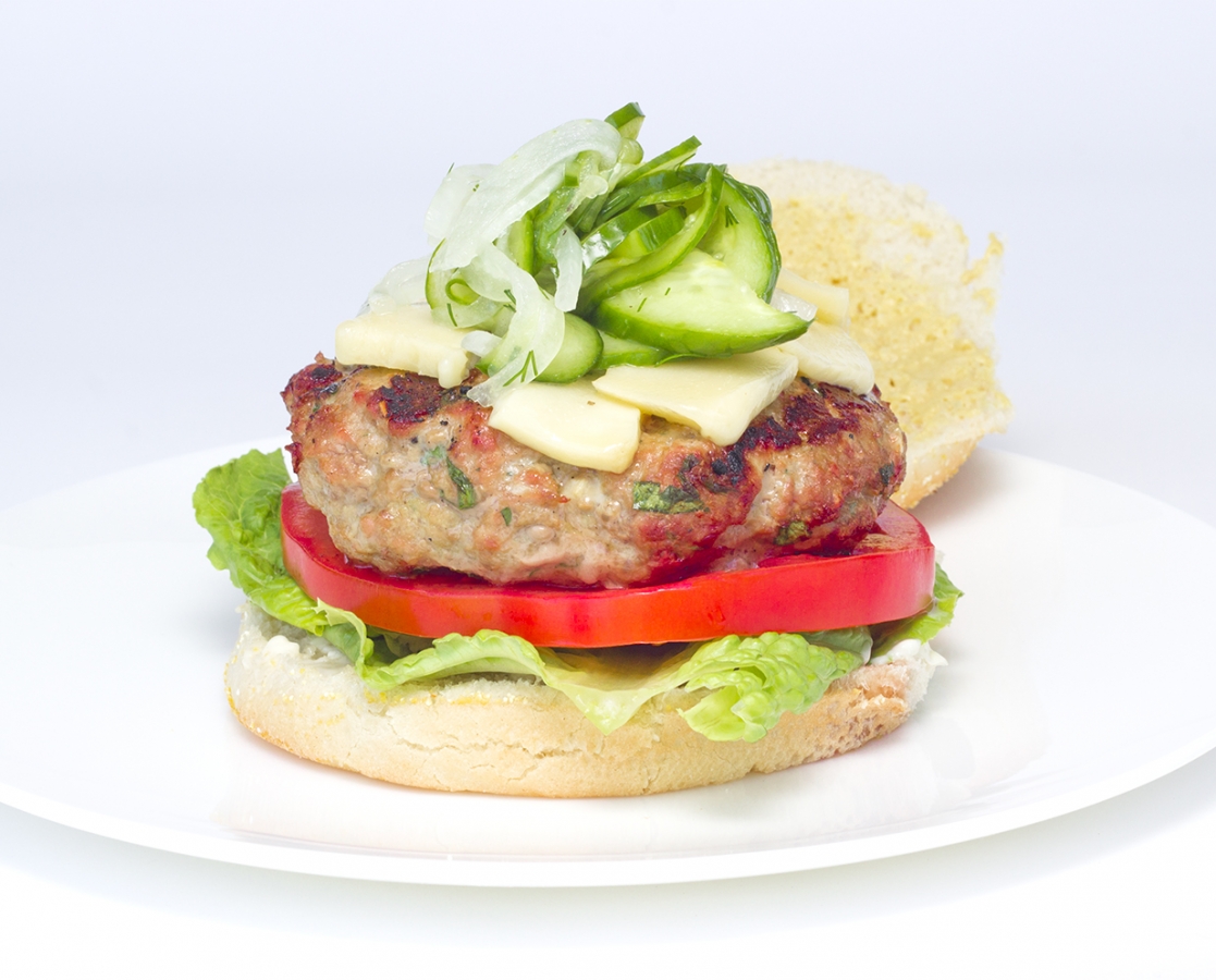 Burger de veau au migneron de Charlevoix fondu et relish de concombre à l’aneth