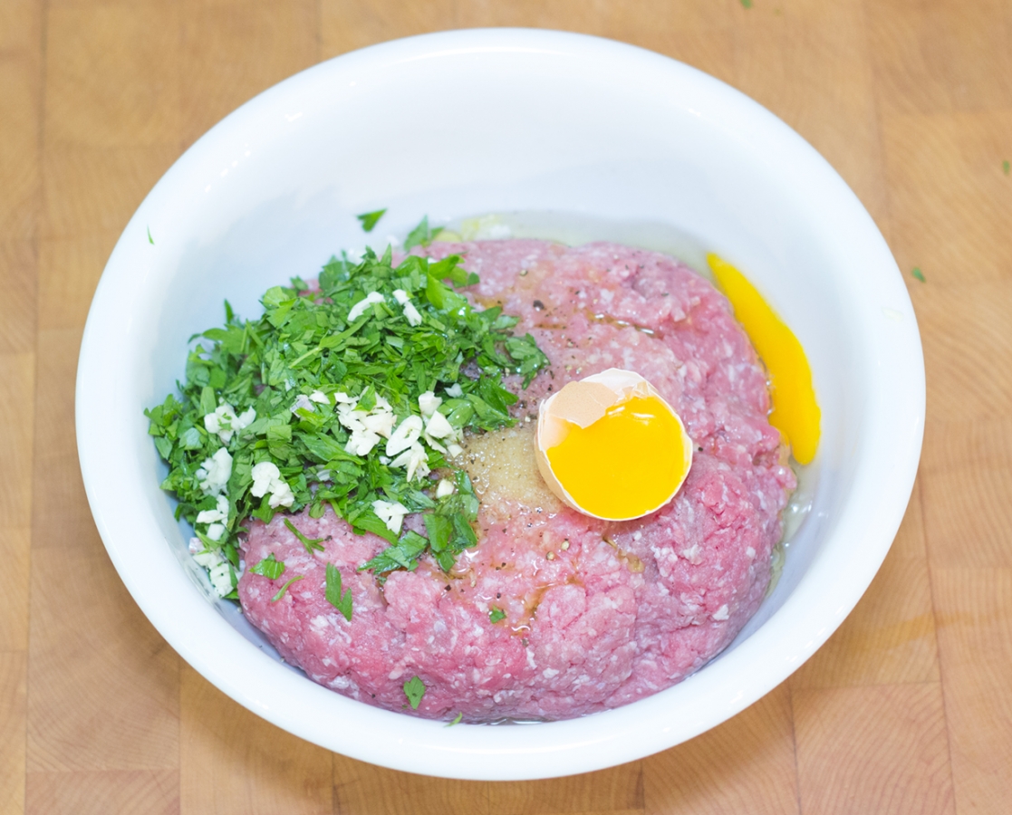 Burger de veau au migneron de Charlevoix fondu et relish de concombre à l’aneth