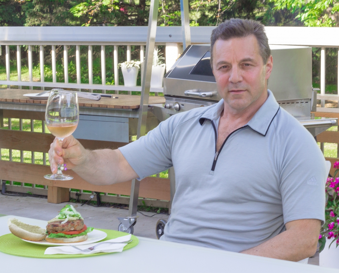 Burger de veau au migneron de Charlevoix fondu et relish de concombre à l’aneth