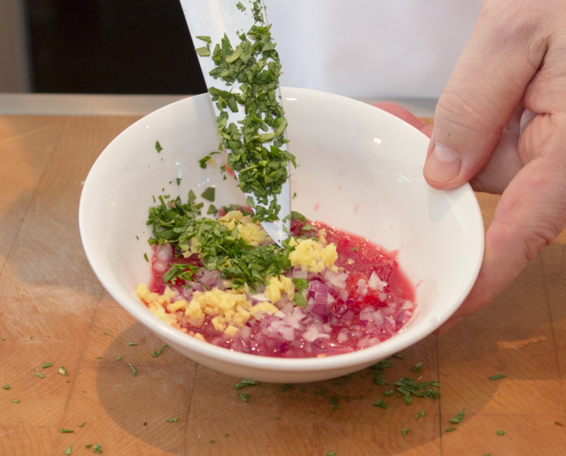 Carpaccio de saumon fumé sur feuille de riz croustillante et salsa d’oranges sanguines