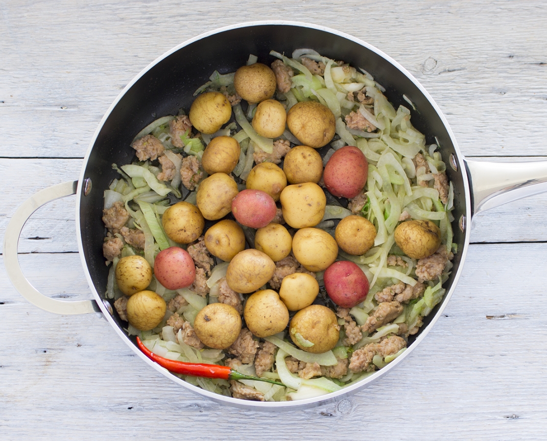 Casserole de saucisse italienne, pommes de terre grelot et moules fraîches au jus de palourde et au vin blanc