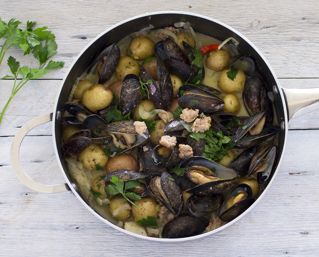 Casserole de saucisse italienne, pommes de terre grelot et moules fraîches au jus de palourde et au vin blanc