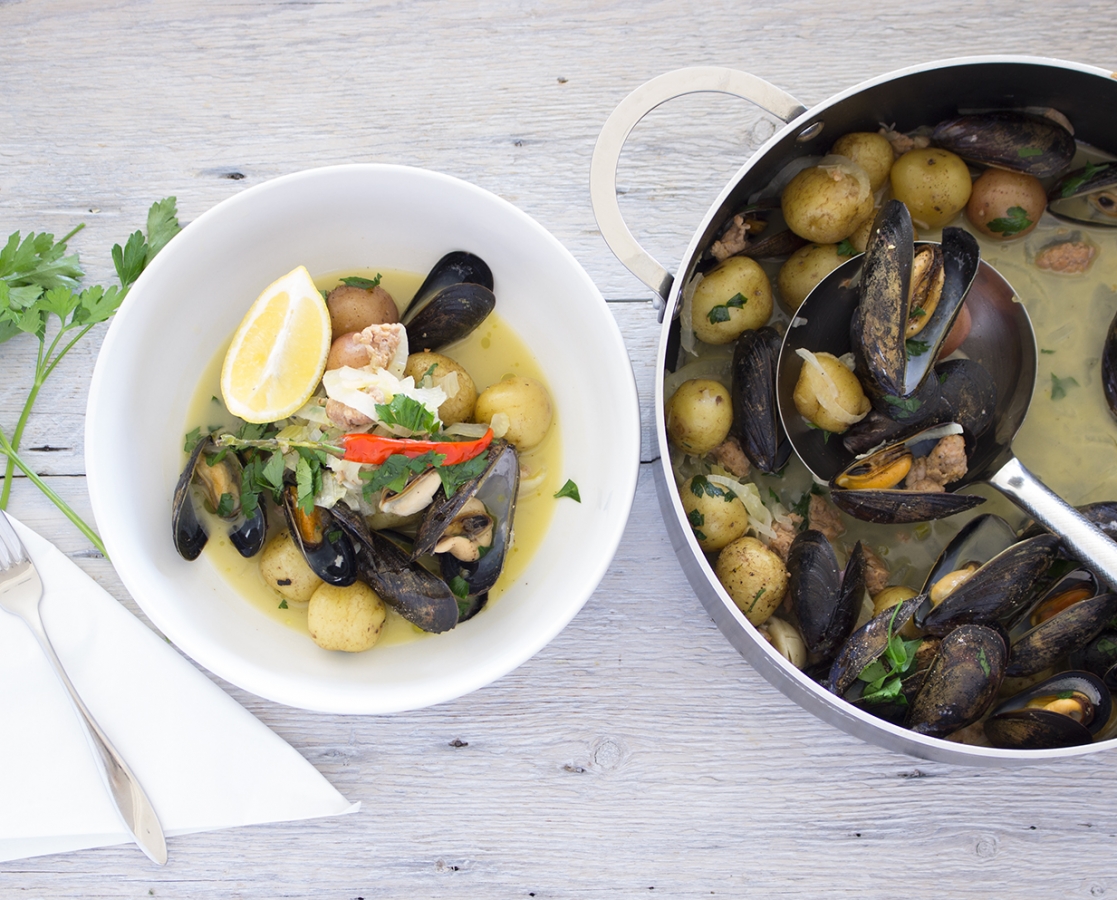 Casserole de saucisse italienne, pommes de terre grelot et moules fraîches au jus de palourde et au vin blanc