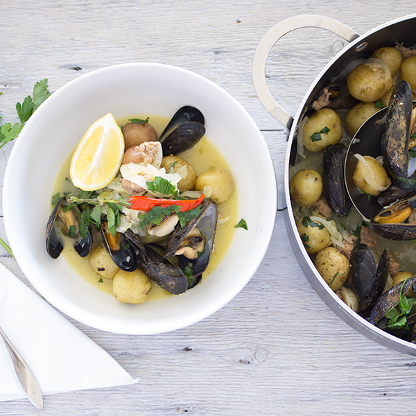 Casserole de saucisse italienne, pommes de terre grelot et moules fraîches au jus de palourde et au vin blanc