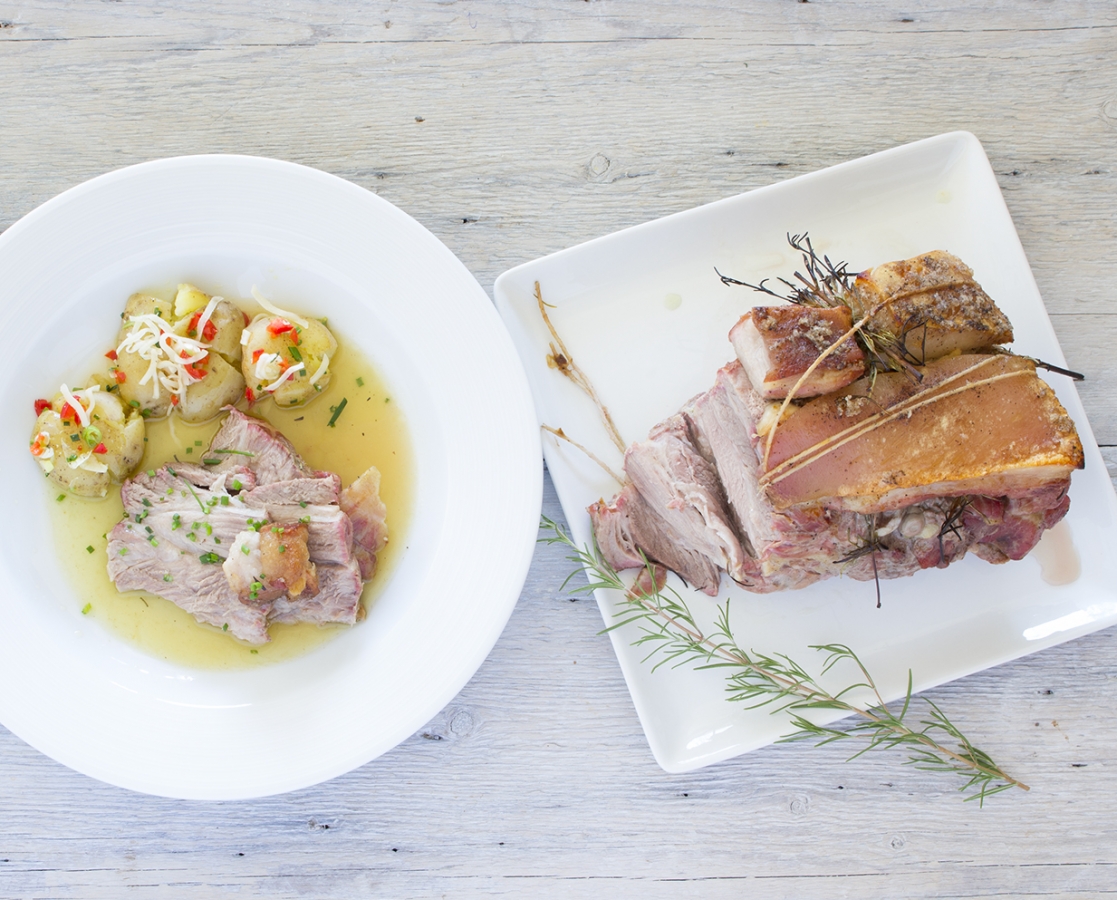 Cochonnet braisé au romarin, à l'ail et au vin blanc