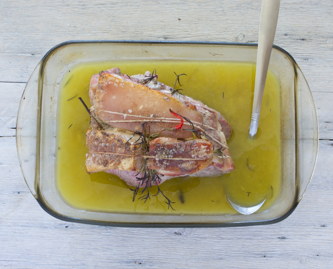 Cochonnet braisé au romarin, à l'ail et au vin blanc