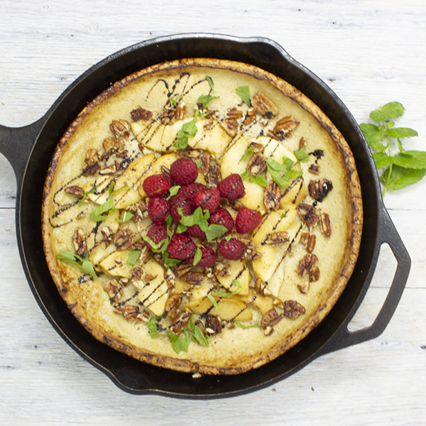 Crêpe allemande (Dutch Baby) aux pommes, aux pacanes caramélisées & Balsamumm