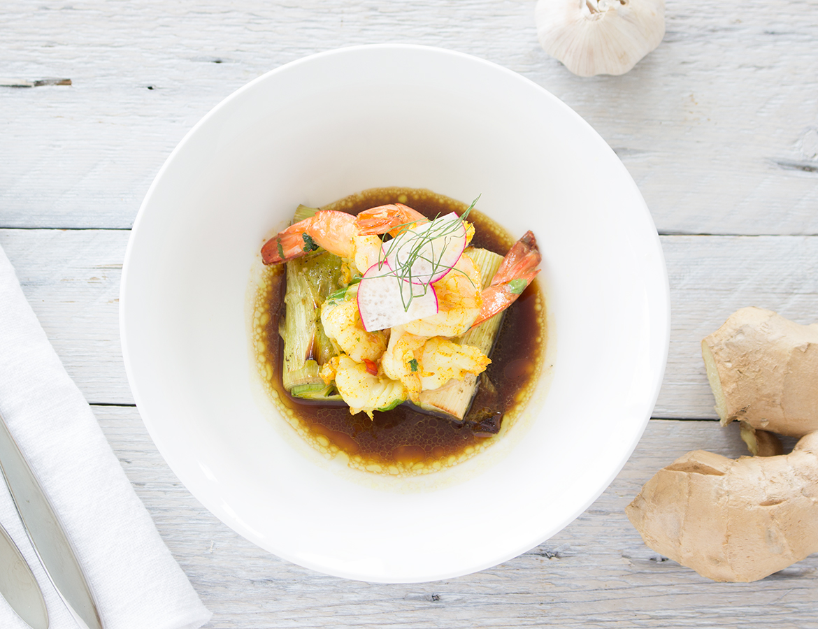 Crevettes en papillon servies sur poireaux rôtis, sauce au xérès, au gingembre et au soya