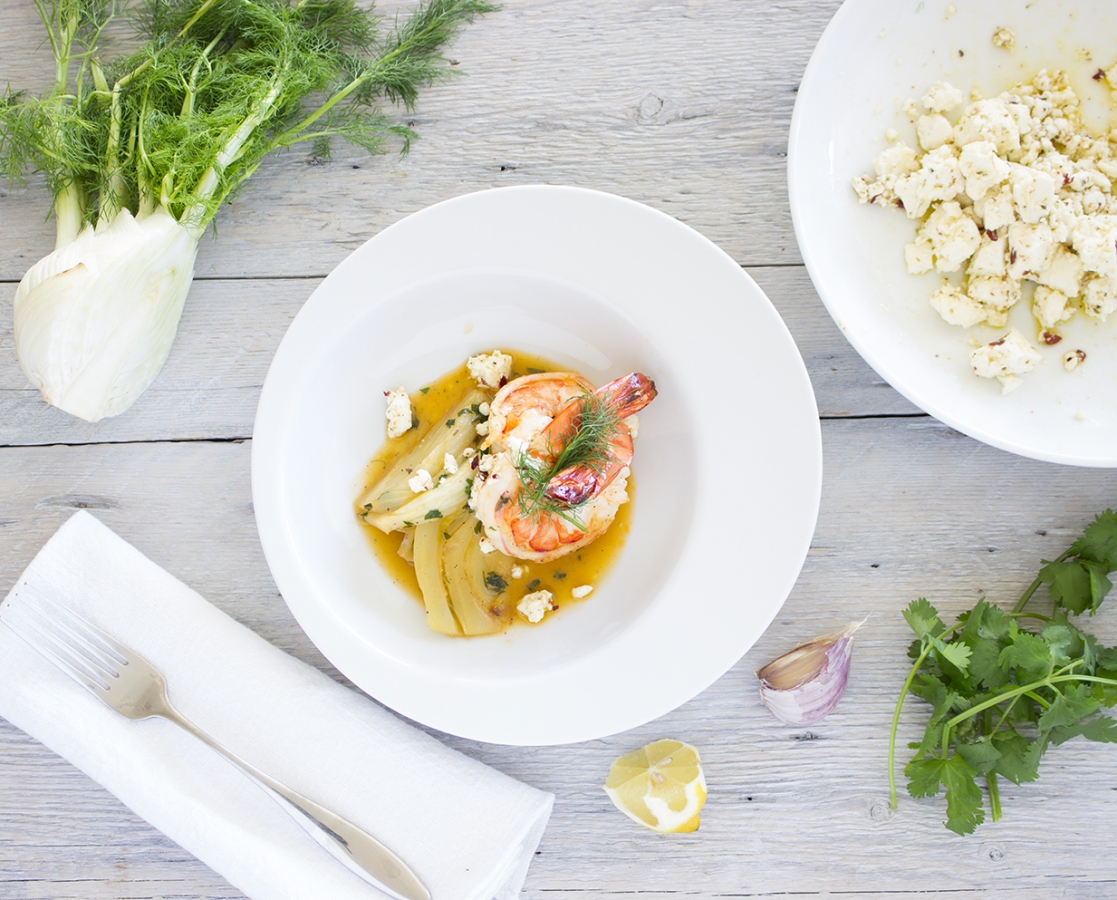 Crevettes sur fenouil braisé au limoncello et au fumet de crevettes au gingembre, parsemées de féta marinée