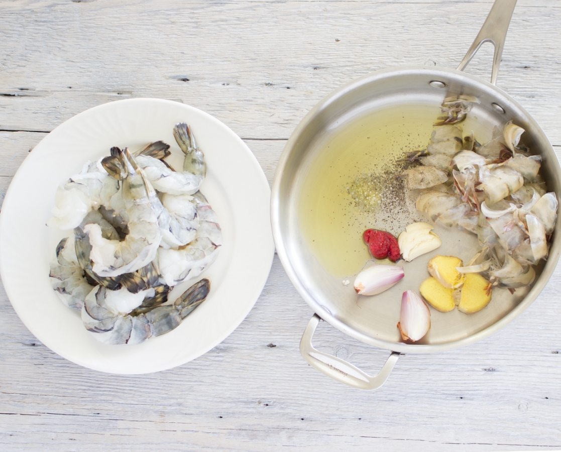 Crevettes sur fenouil braisé au limoncello et au fumet de crevettes au gingembre, parsemées de féta marinée