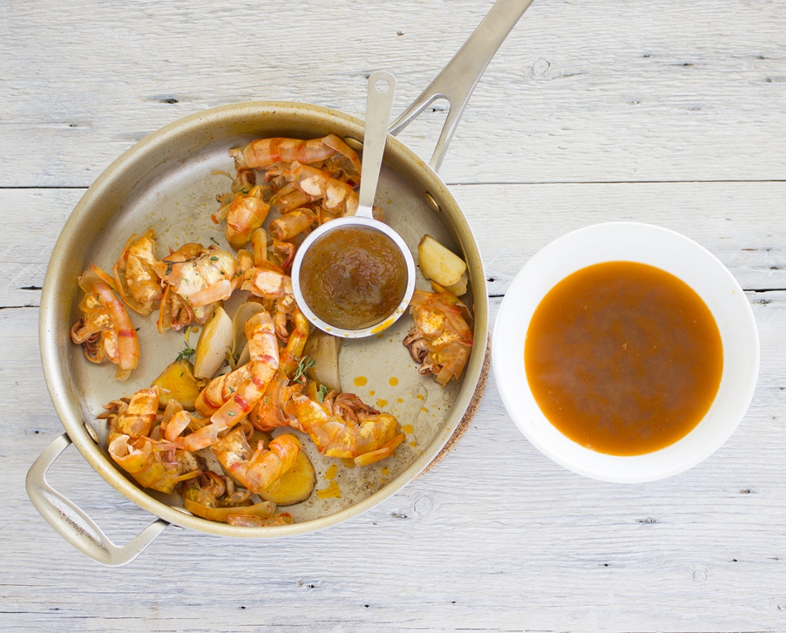 Crevettes sur fenouil braisé au limoncello et au fumet de crevettes au gingembre, parsemées de féta marinée