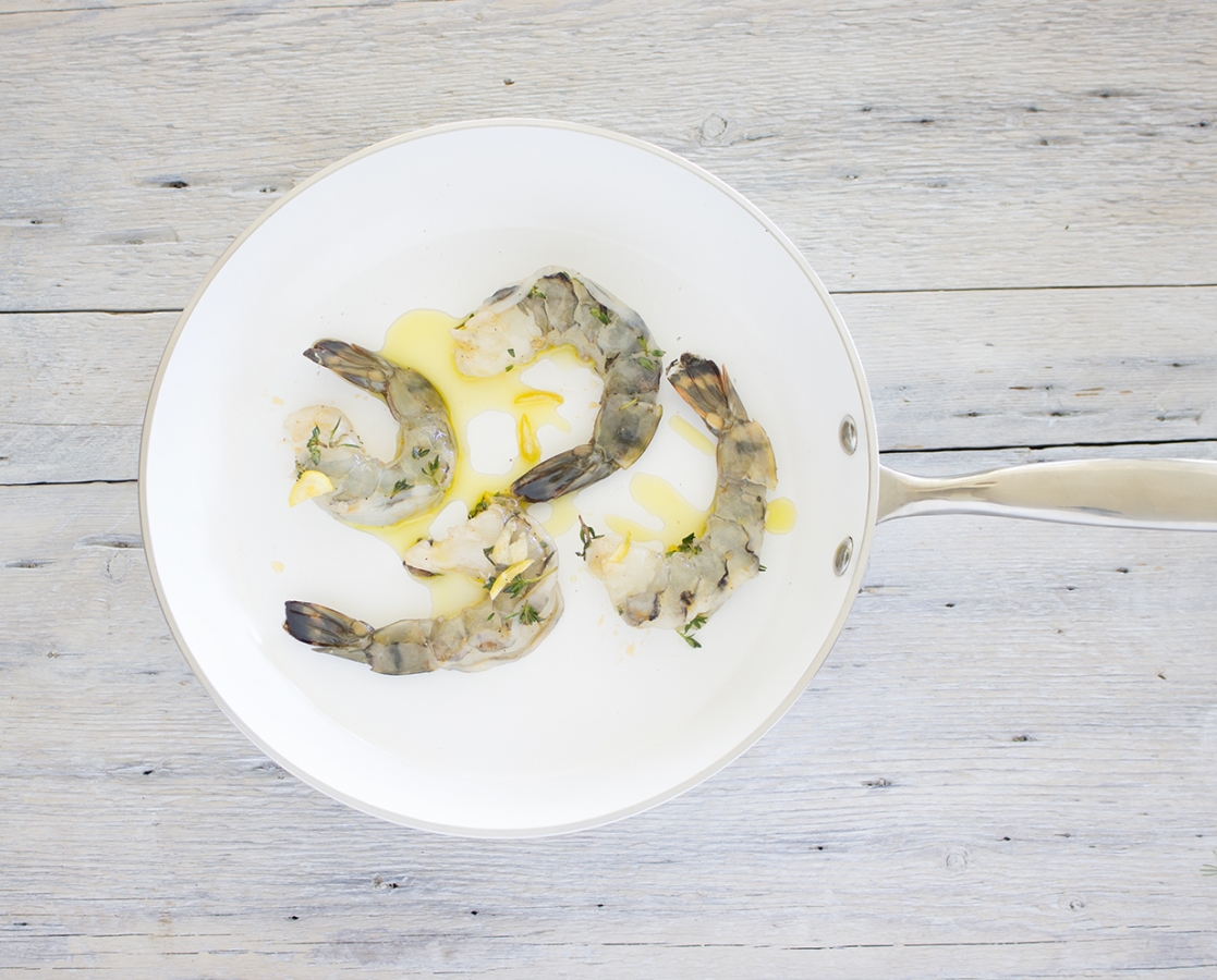 Crevettes sur fenouil braisé au limoncello et au fumet de crevettes au gingembre, parsemées de féta marinée