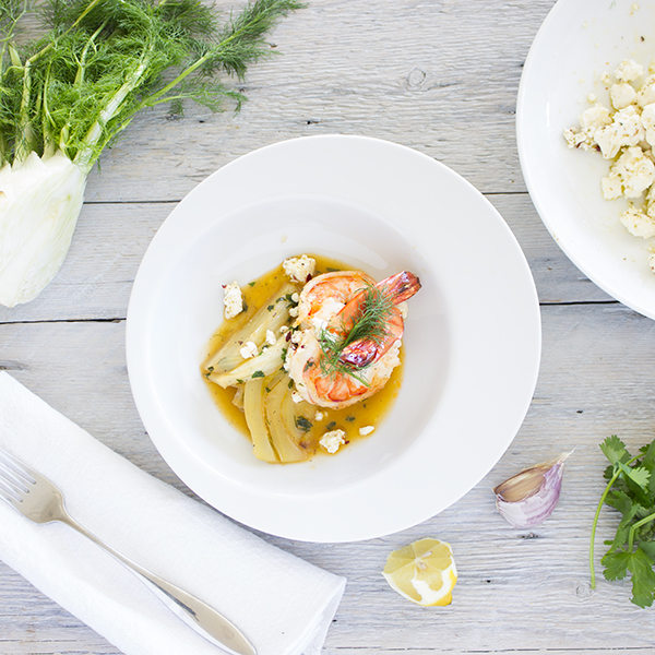 Crevettes sur fenouil braisé au limoncello et au fumet de crevettes au gingembre, parsemées de féta marinée