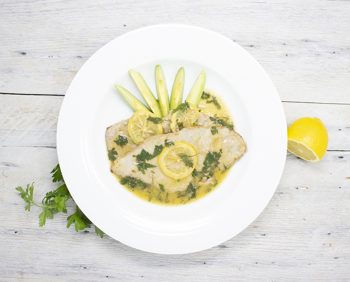 Veal scaloppini in a lemon sauce (piccata al limone)