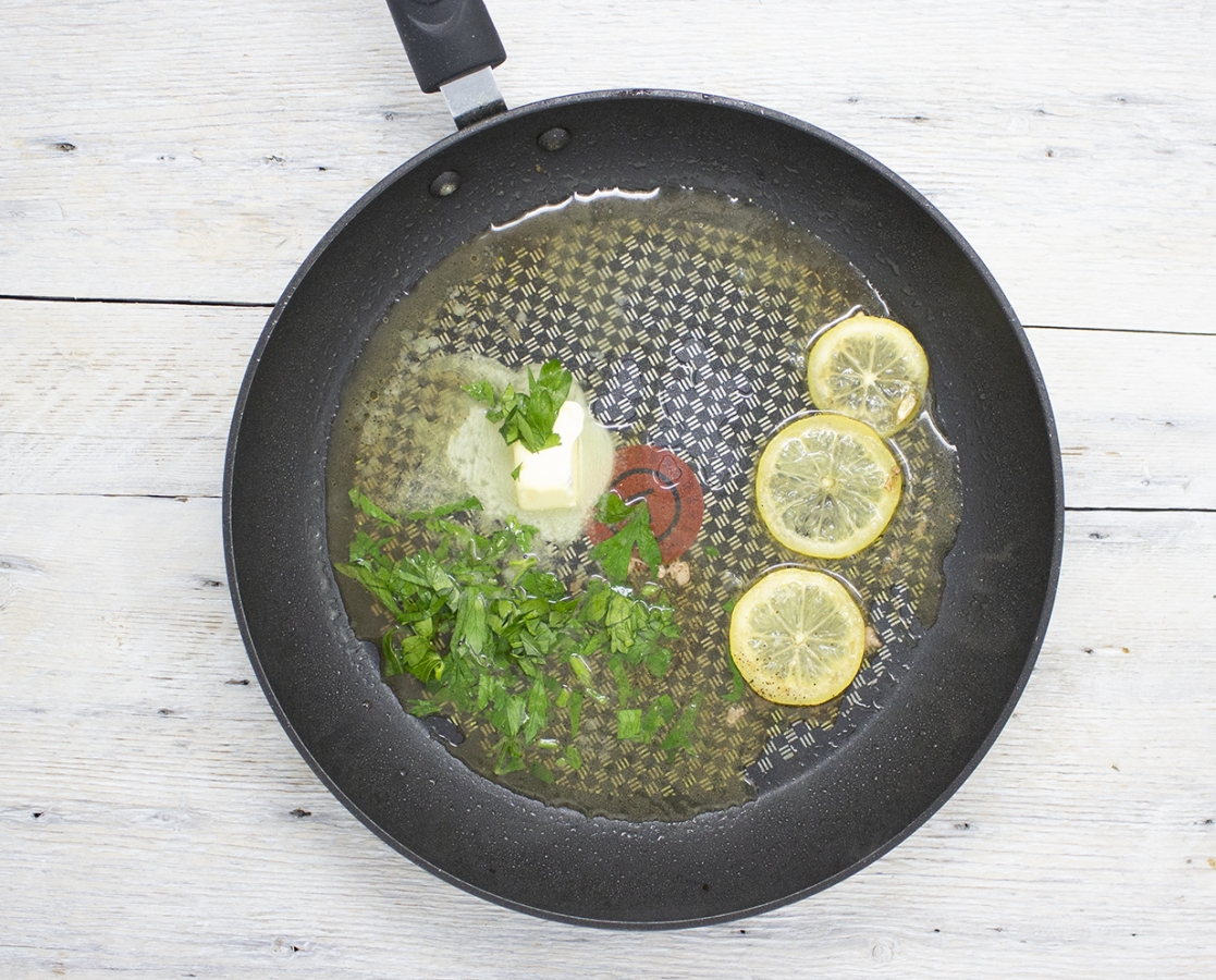 Veal scaloppini in a lemon sauce (piccata al limone)