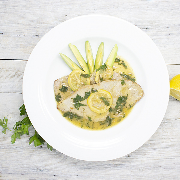 Veal scaloppini in a lemon sauce (piccata al limone)