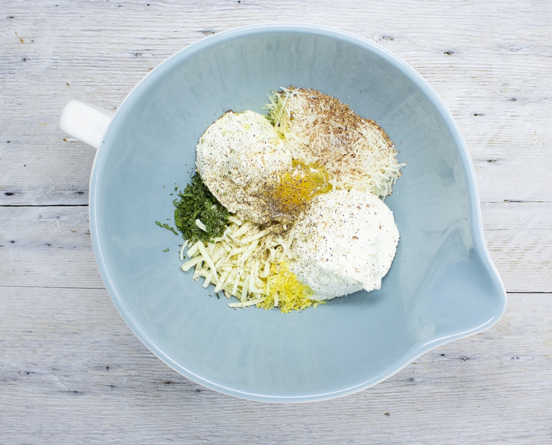 Fazzoletti de courgettes farcis de fromage, sauce Alfredo aux choux-fleurs, servis sur un coulis de tomates