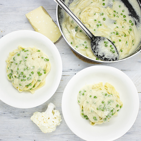 Fettuccine dans une sauce Alfredo aux choux-fleurs et aux pois verts