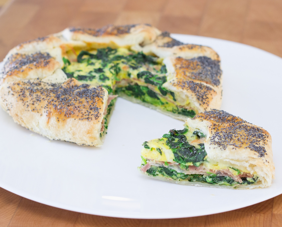 Frittata baked in puff pastry with spinach, cheese and prosciutto