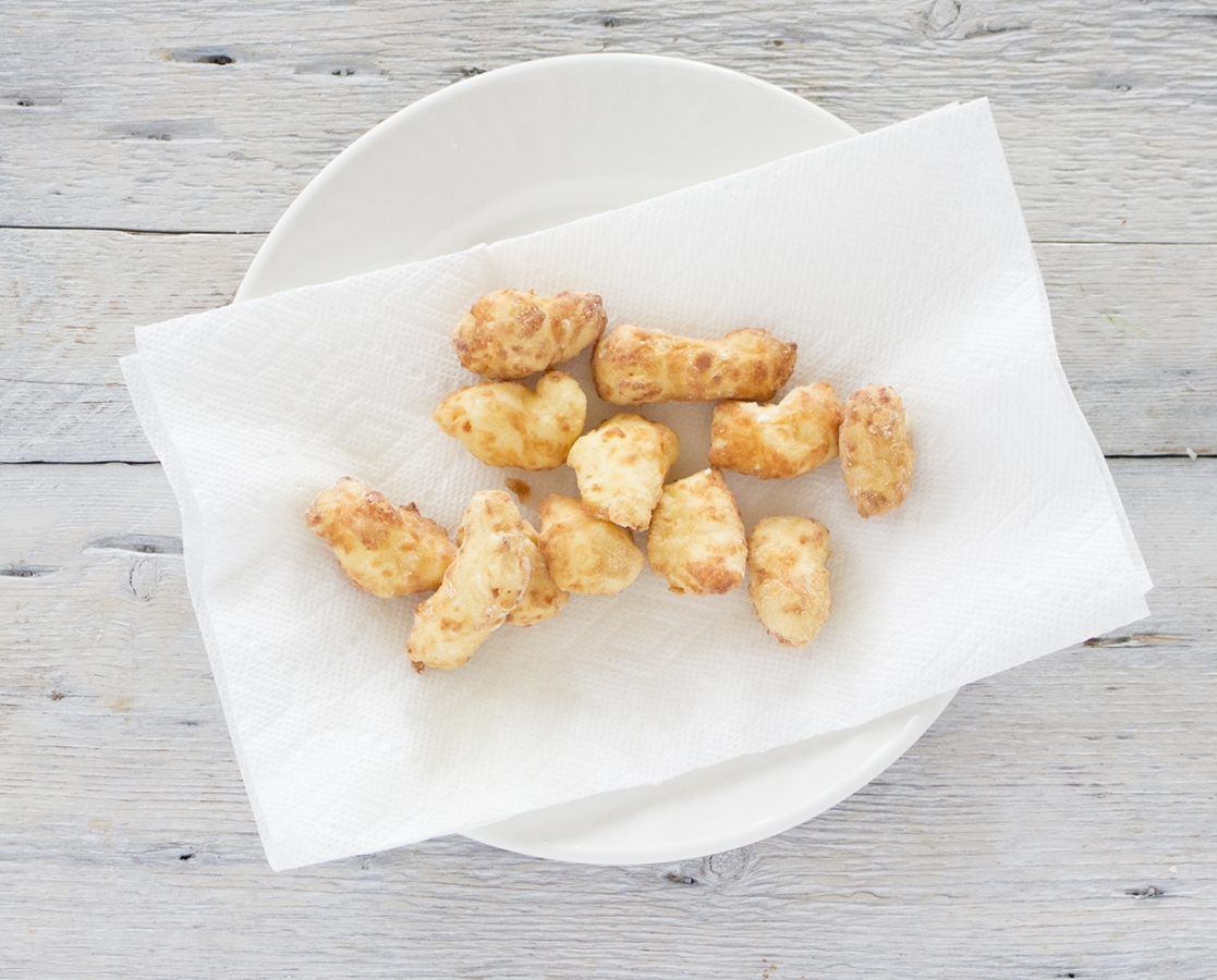 Crispy cheddar cheese curds with Balsamumm