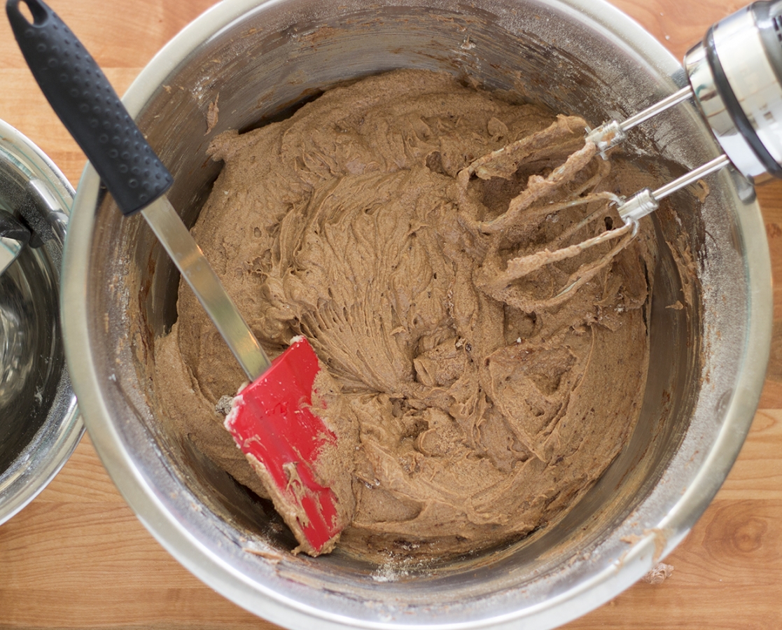 Gâteau moka et noisettes avec ganache au chocolat