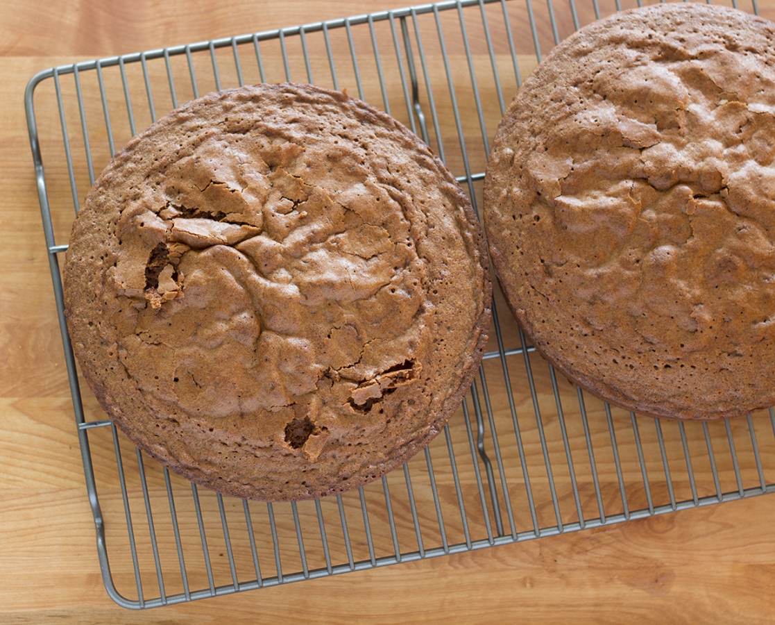 Gâteau moka et noisettes avec ganache au chocolat