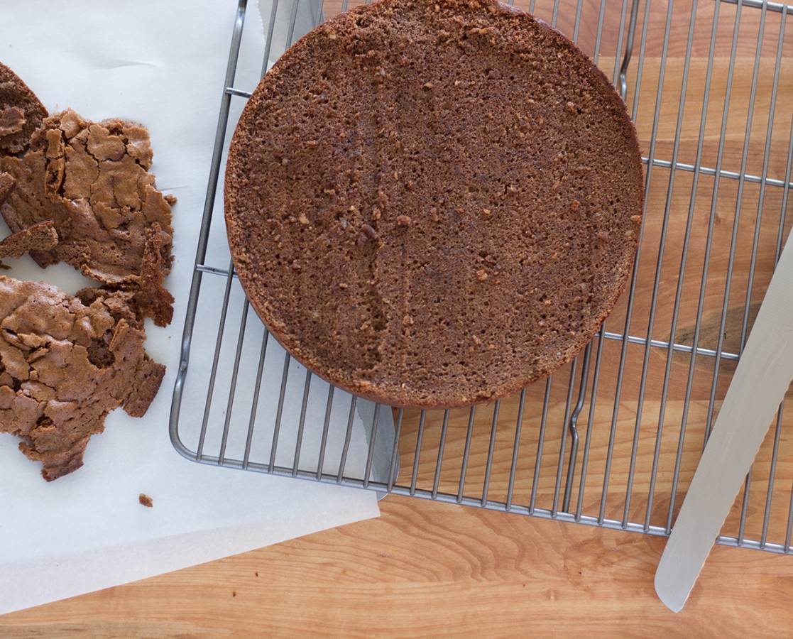 Gâteau moka et noisettes avec ganache au chocolat