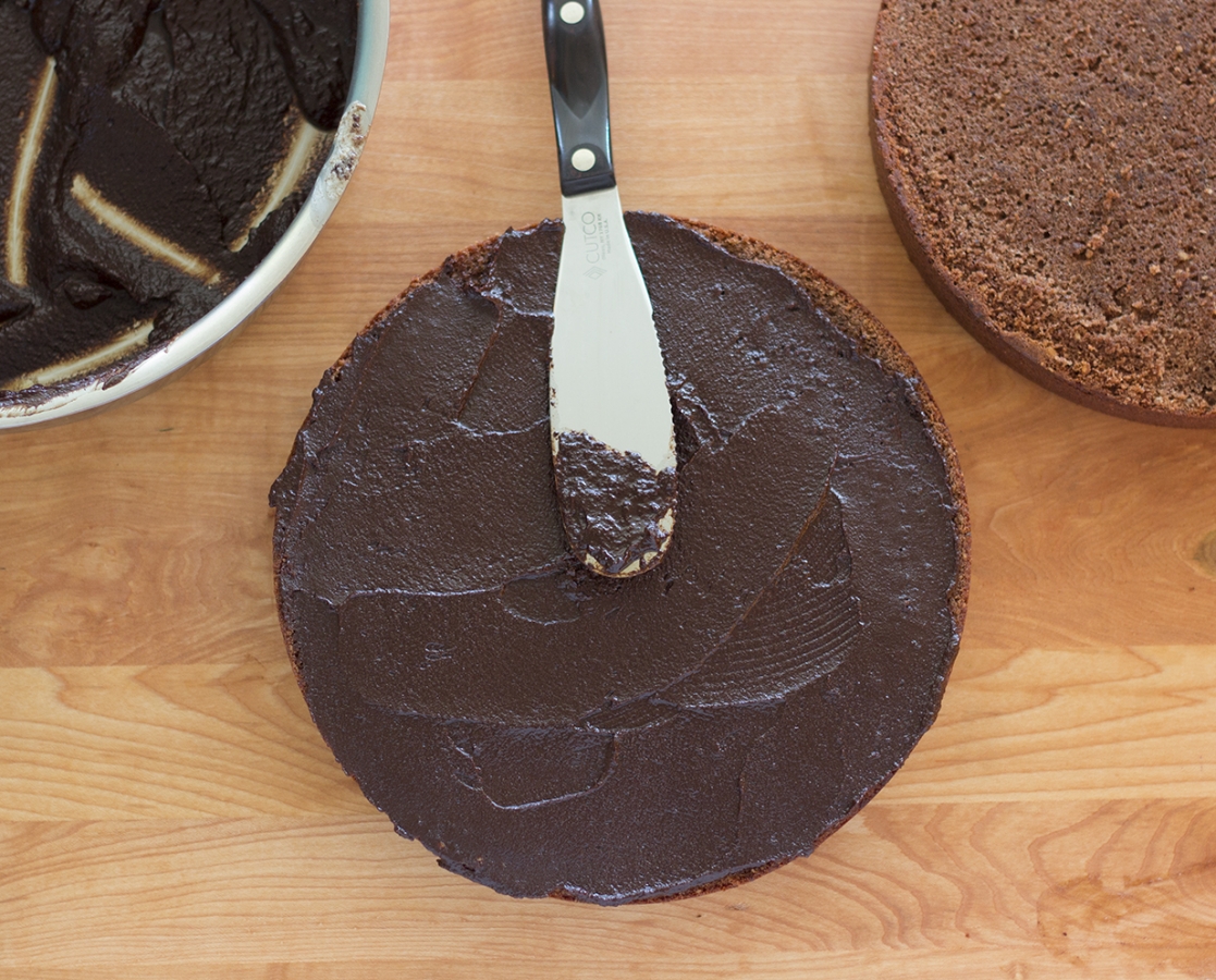 Gâteau moka et noisettes avec ganache au chocolat