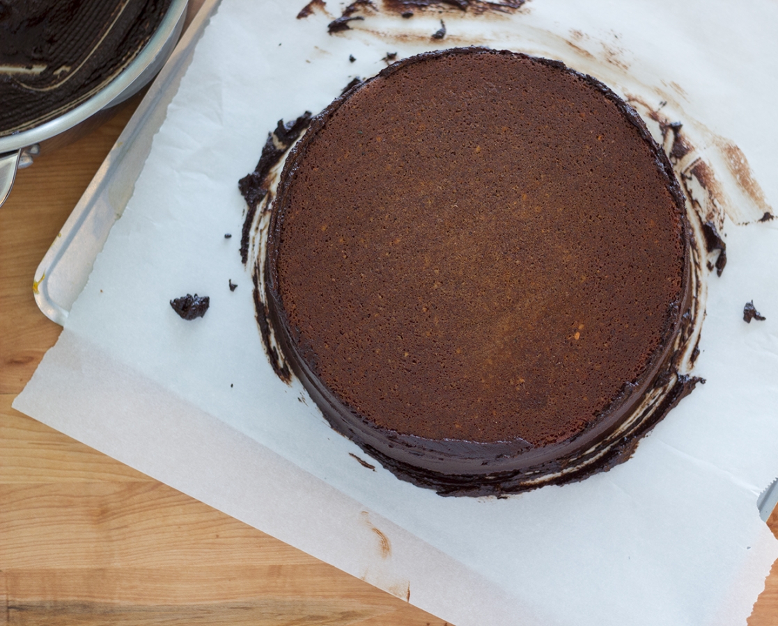 Gâteau moka et noisettes avec ganache au chocolat