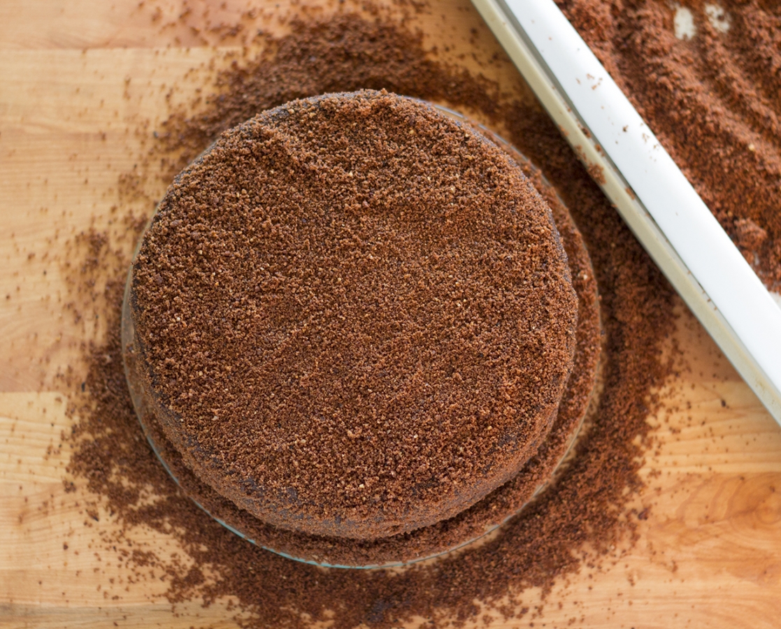 Gâteau moka et noisettes avec ganache au chocolat