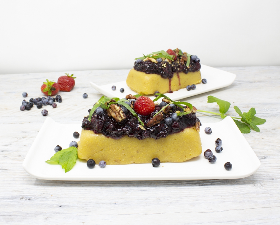 Gâteau de polenta sans gluten à la banane, avec chutney de fruits et pacane caramélisées