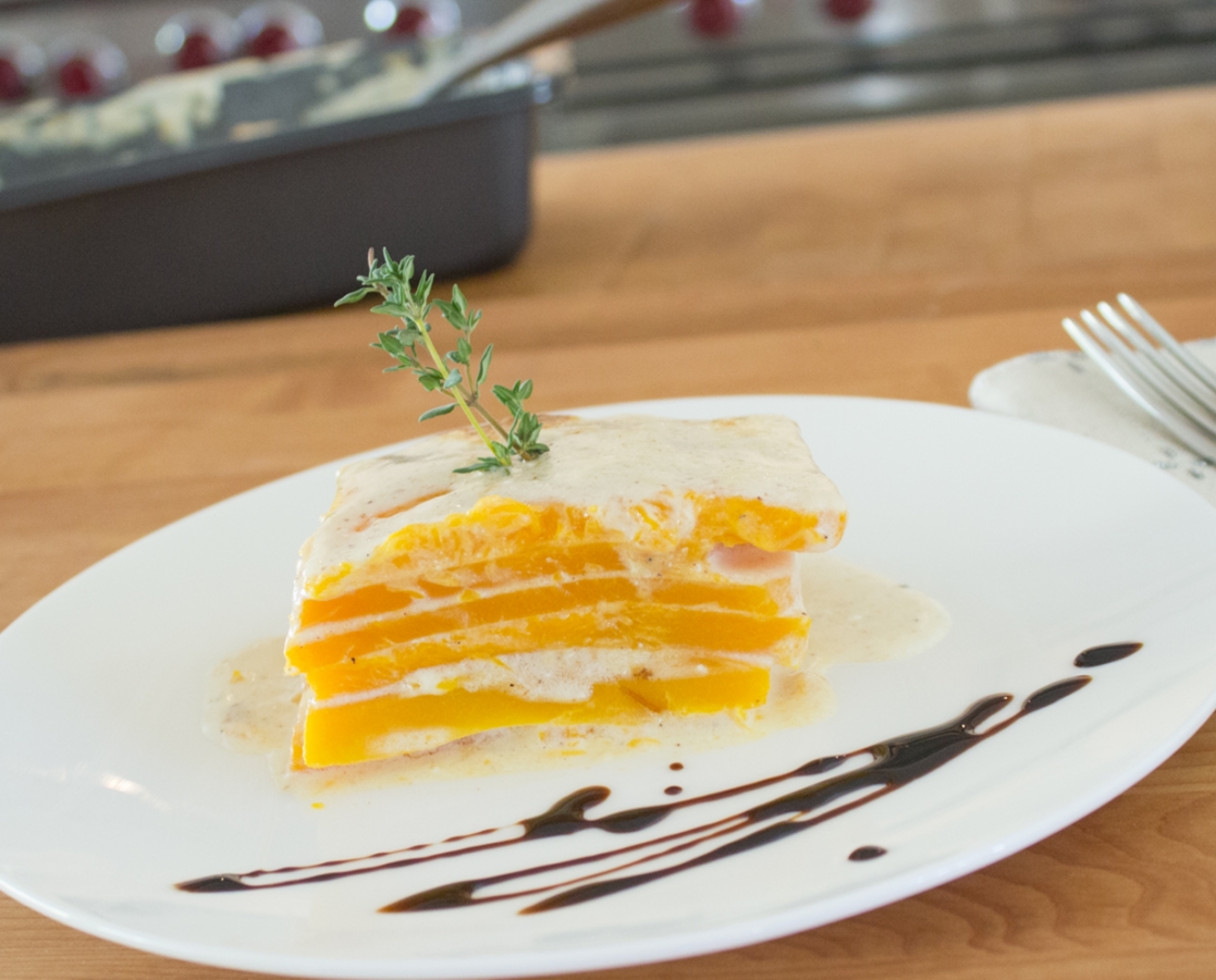 Gratin de courge musquée et infusion crémeuse aux herbes et ail