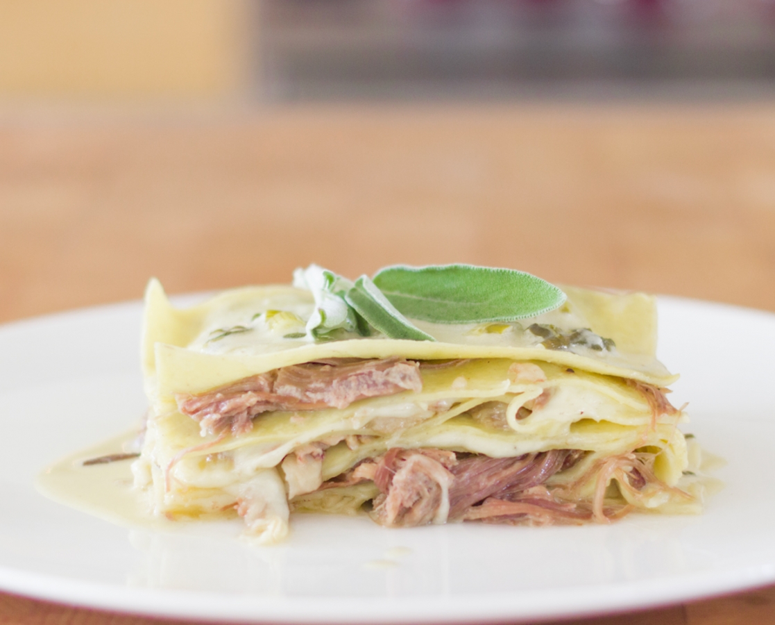 Lasagne de confit de canard et shiitake, sauce crémeuse au vin blanc et sauge fraiche