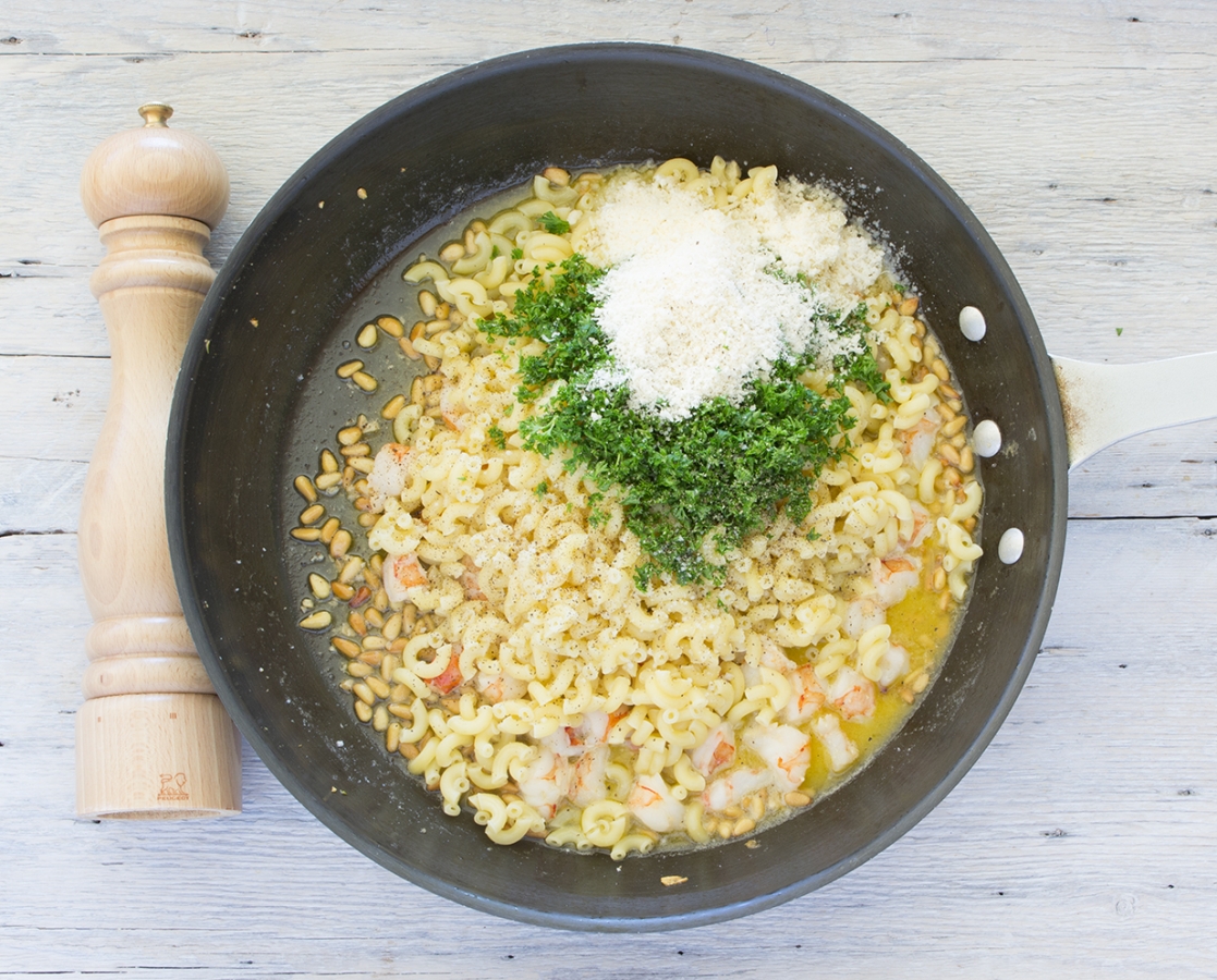 Macaroni with shrimps, pine nuts and Balsamumm