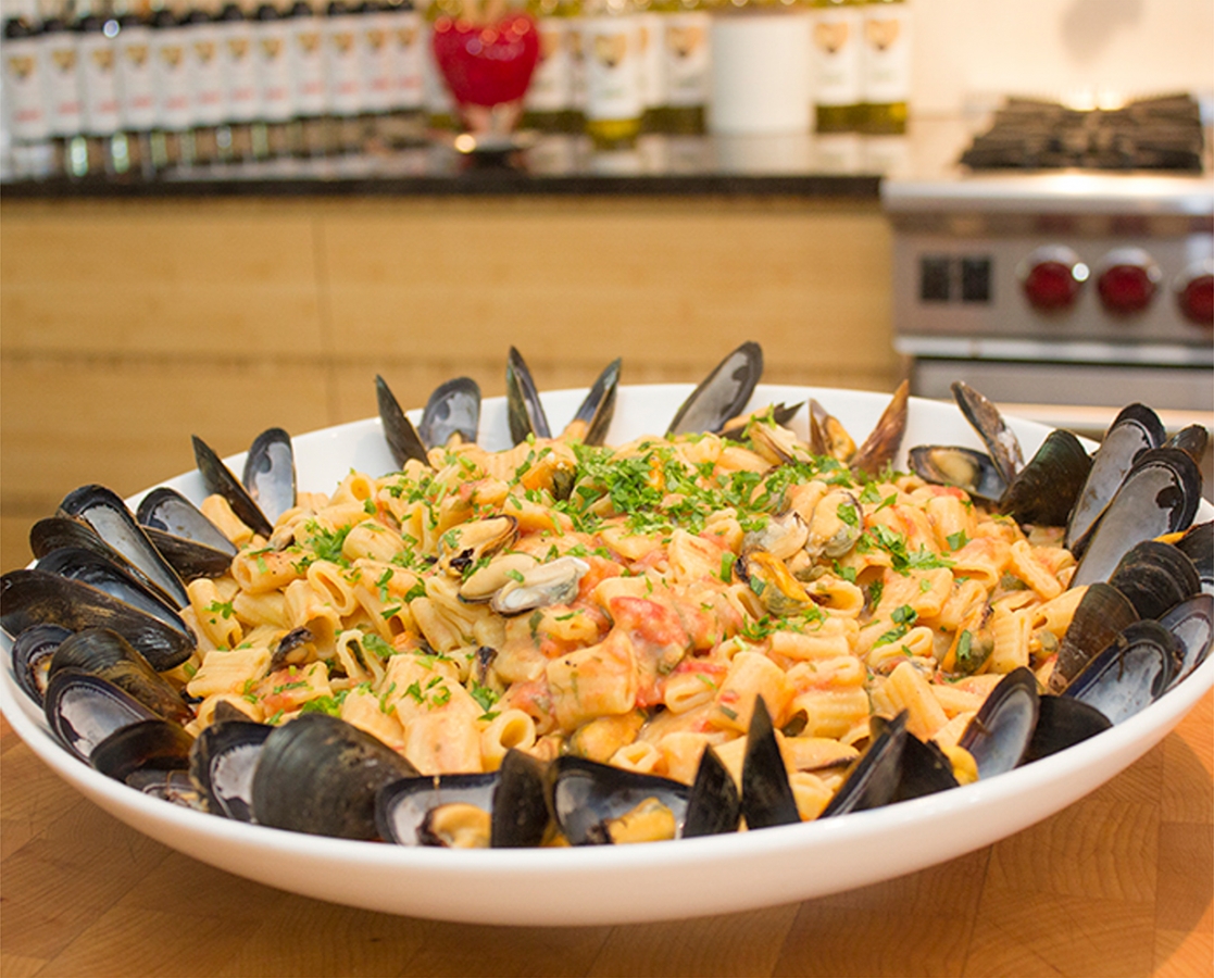 Mezze-rigatoni avec moules fraiche, sauce tomate, ail, bouillon de moules et purée de fèves cannellini