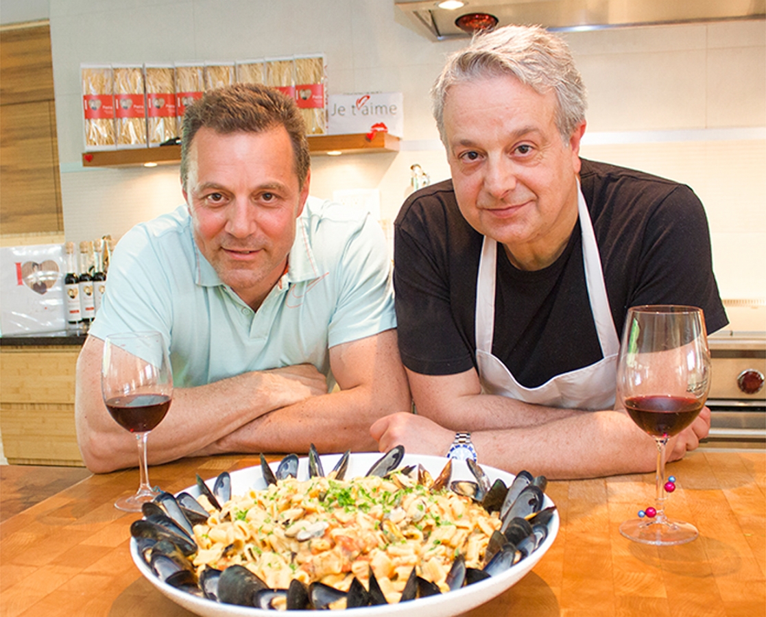 Mezze-rigatoni avec moules fraiche, sauce tomate, ail, bouillon de moules et purée de fèves cannellini