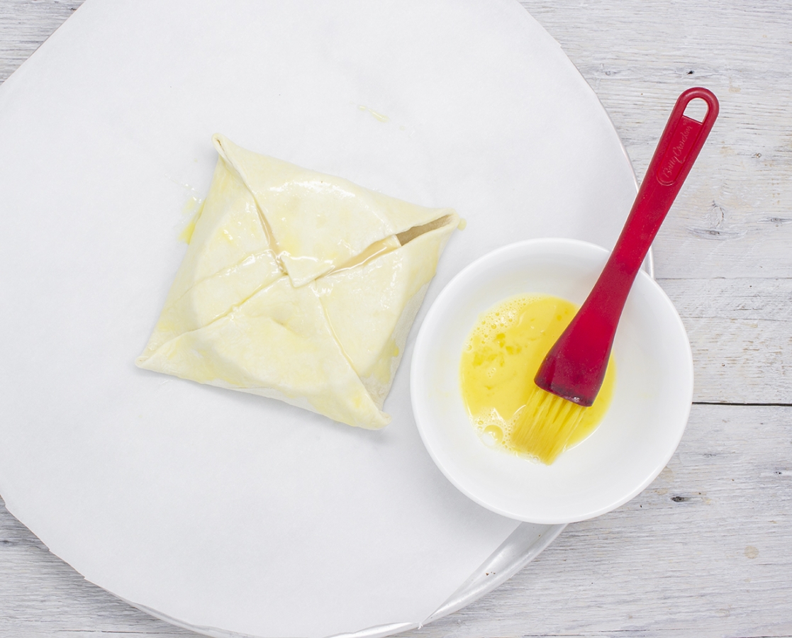 Pastry wrapped baked Brie with Apples & Balsamumm-Maple Caramel