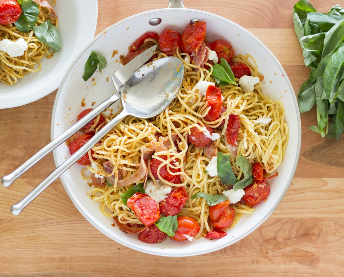 Spaghetti avec tomates cerises, pancetta et ricotta