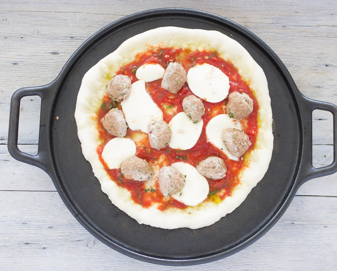 Pizza aux boulettes de veau et sauce chimichurri