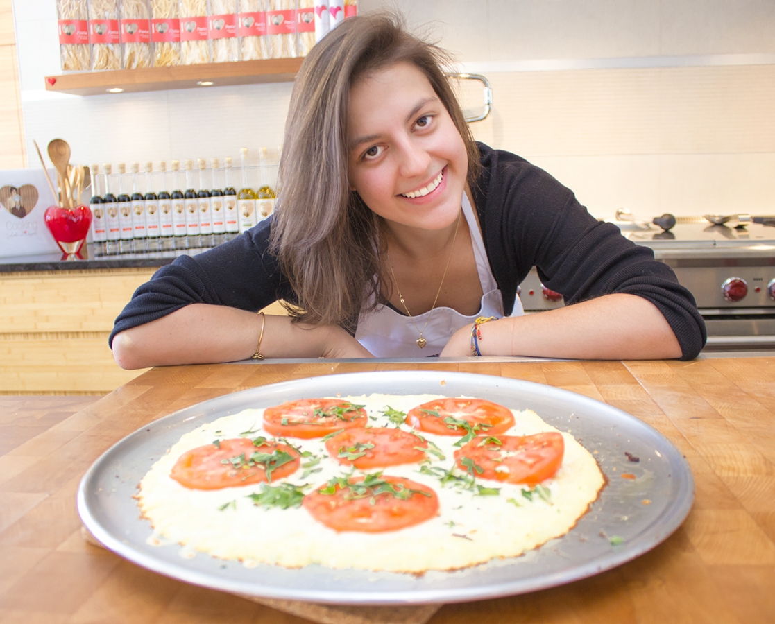 Pizza à la croûte au chou-fleur avec tomate et basilic